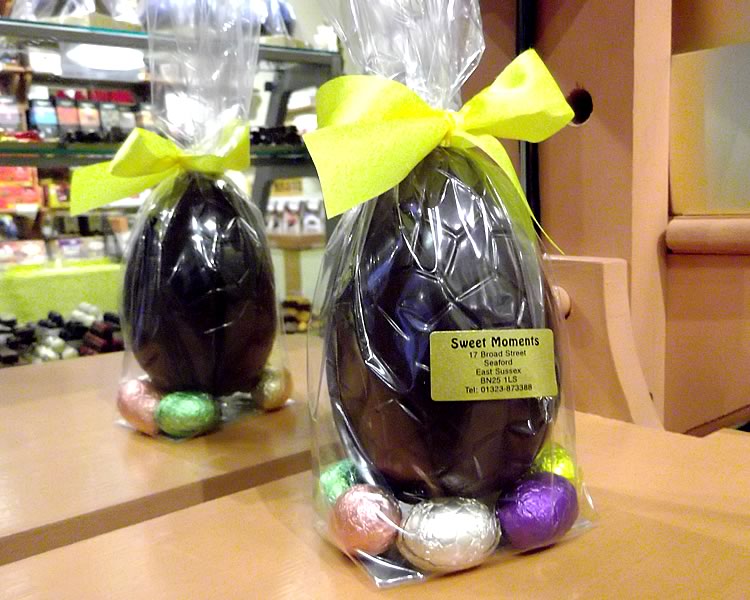 (image for) Dark Chocolate Easter Egg with Assorted Praline Filled Eggs 175g