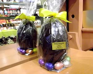 (image for) Dark Chocolate Easter Egg with Assorted Praline Filled Eggs 275g