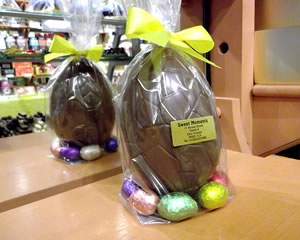 (image for) Milk Chocolate Easter Egg with Assorted Praline Filled Eggs 275g