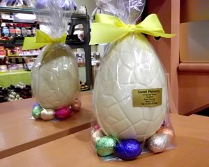 (image for) White Chocolate Easter Egg with Assorted Praline Filled Eggs 275g
